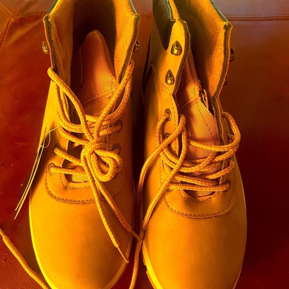 CLEARANCE! Mens MEMBERS ONLY Rugged Tan Boots  NWT!  Size 10 or 11!